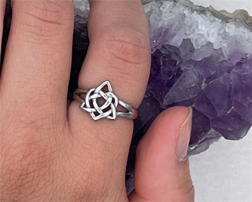 Dainty Sister's Knot Celtic Ring
